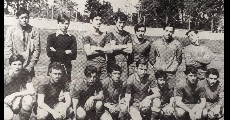 Equipo de fútbol del Colegio Nacional Coronel Olavarría durante una edición de la Olimpíadas Estudiantiles de finales de la década del 60