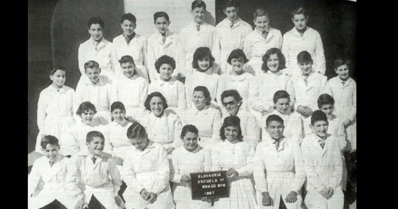 Los alumnos de 6º grado B de la Escuela Nº 17 Helena Larroque de Roffo de Olavarría que egresaban en 1957