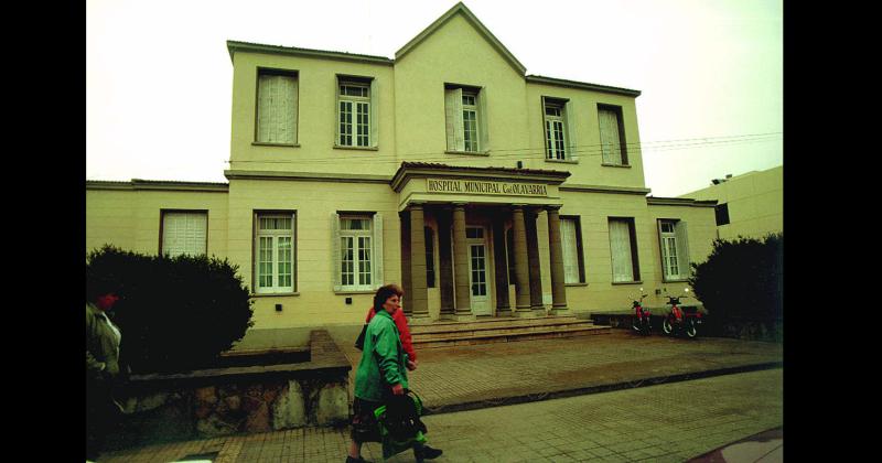 Imagen del histórico ingreso por calle Rivadavia al Hospital Municipal de Olavarría registrada a fines de la década de 1990