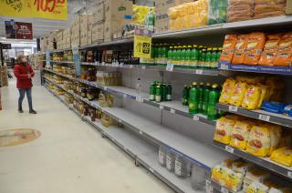 En las goacutendolas de Olavarriacutea tambieacuten escasean productos y hay tope en algunas compras