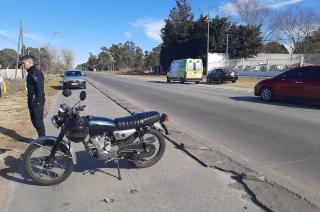 Un motociclista resultoacute herido tras impactar con un auto