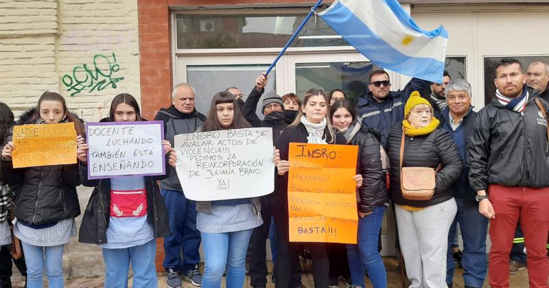 Realizaron una sentada por el despido de una docente del INSRO