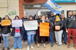 Realizaron una sentada por el despido de una docente del INSRO