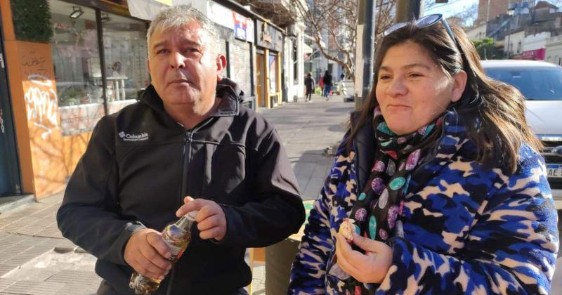 Laura y Roberto los padres de Daiana Soledad Abregú en una pausa durante la espera en La Plata