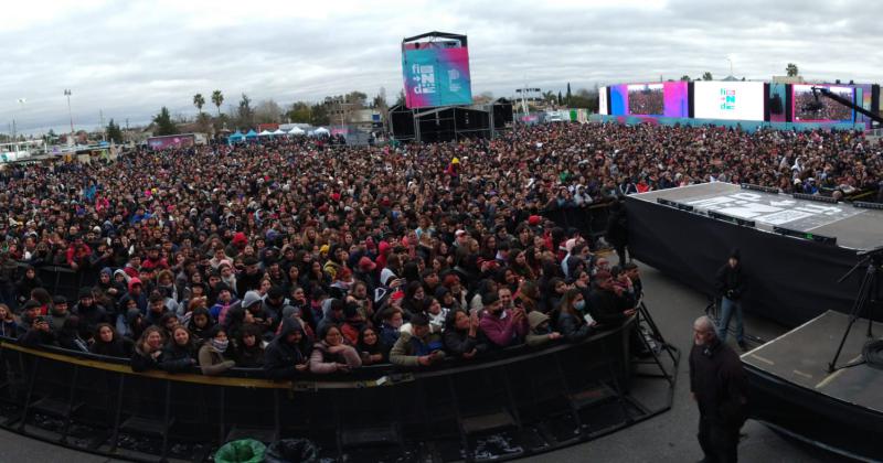 Con maacutes de 30 mil personas cerroacute la primera jornada de FINDE en La Plata