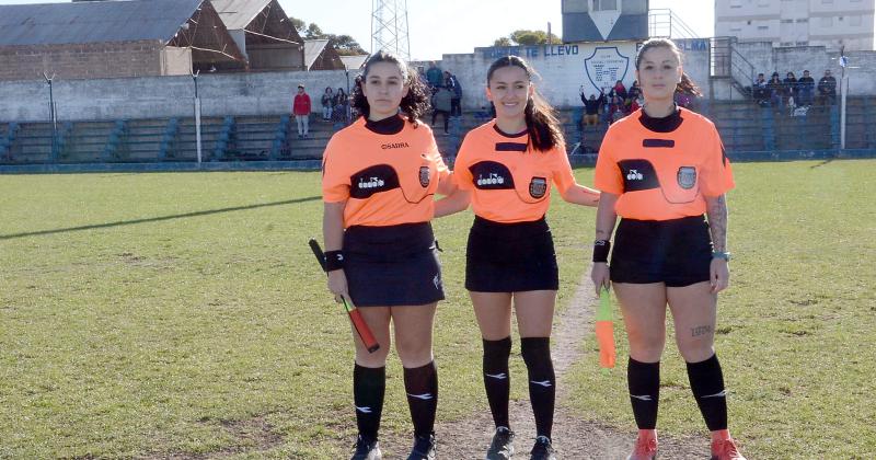 Histórico- tres mujeres en un partido de primera división