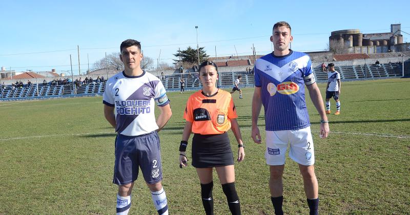 Agustina Loos con los capitanes en su debut en primera división