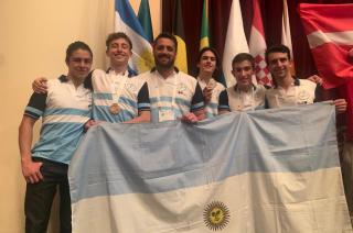 Donato (cuarto desde la izquierda) posando con la medalla junto a sus compañeros