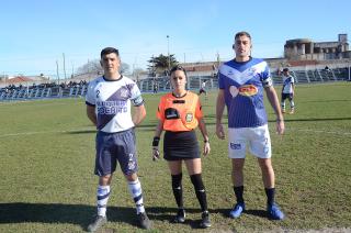 Agustina Loos con los capitanes en su debut en primera división