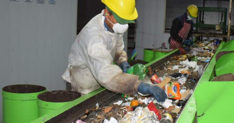 Parte del proceso del tratamiento de los residuos en la Planta de Reciclaje de Laprida