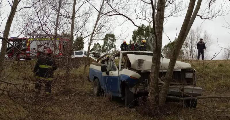 En cercanías de la Escuela Nº 18 donde una camioneta Ford F-100 se despistó de la ruta 86 y chocó contra un �rbol