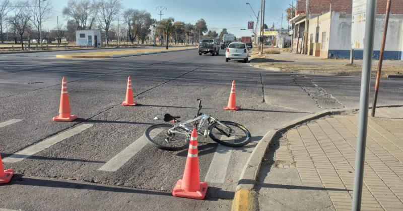 Una ciclista cayoacute sobre la cinta asfaacuteltica y fue trasladada al Hospital