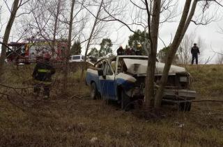 En cercanías de la Escuela Nº 18 donde una camioneta Ford F-100 se despistó de la ruta 86 y chocó contra un �rbol