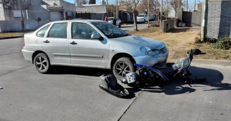 Una motociclista sufrioacute una fractura en su pierna tras chocar con un auto