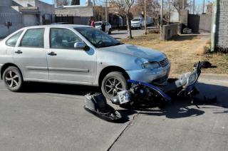 Una motociclista sufrioacute una fractura en su pierna tras chocar con un auto