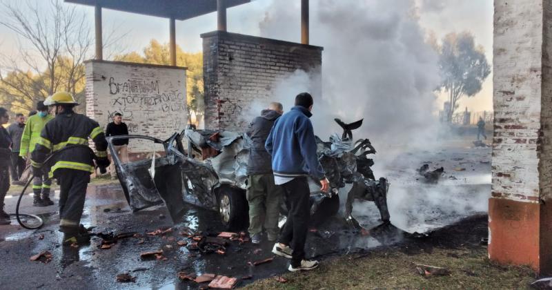 Dos personas fallecieron en un impactante choque e incendio en Camino de los Peregrinos