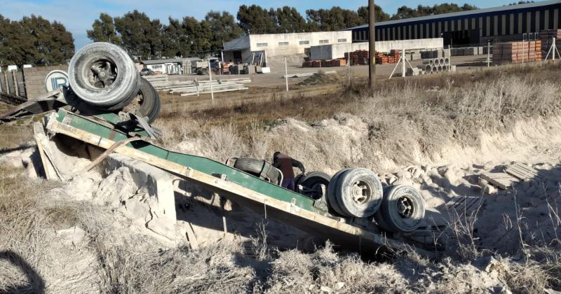 Un acoplado volcoacute en Ruta 226 e Independencia