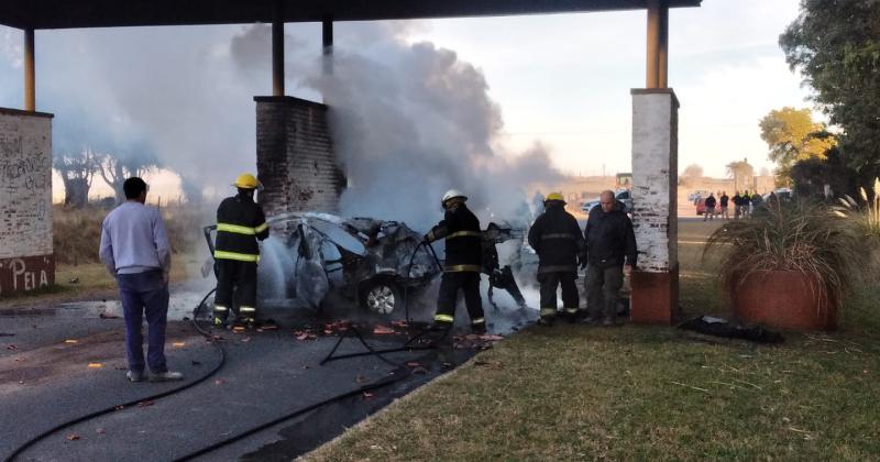 Dos personas fallecieron en un impactante choque e incendio en Camino de los Peregrinos