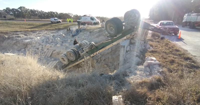 Un acoplado volcoacute en Ruta 226 e Independencia