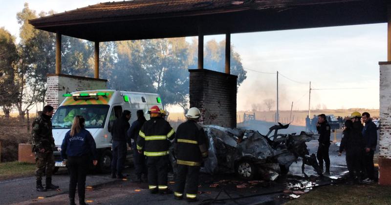 Dos personas fallecieron en un impactante choque e incendio en Camino de los Peregrinos