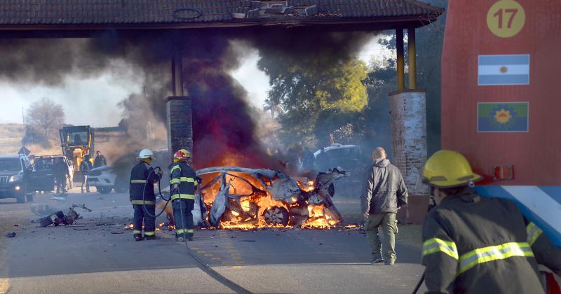 Dos personas fallecieron en un impactante choque e incendio en Camino de los Peregrinos