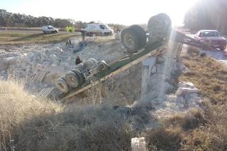 Un acoplado volcoacute en Ruta 226 e Independencia