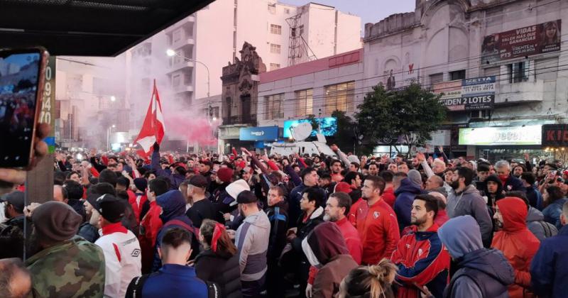 Arde Independiente- furia de los hinchas incidentes y suspensioacuten de partido