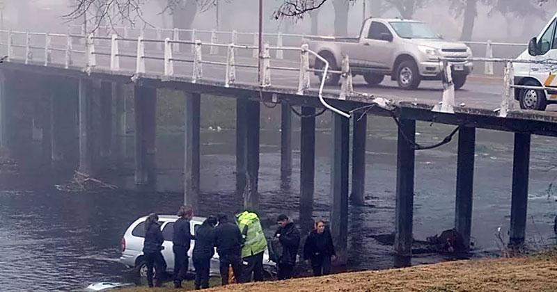 Azul- un auto cayoacute al arroyo en el puente de avenida Mitre