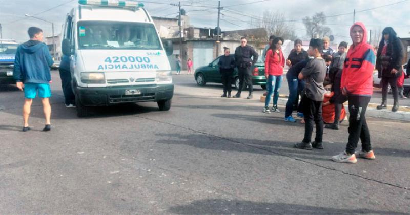 Una mujer fue embestida por una moto cuyo conductor se dio a la fuga