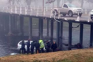 Azul- un auto cayoacute al arroyo en el puente de avenida Mitre