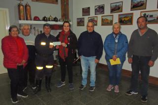 Los Bomberos entregaron el premio mensual de su rifa