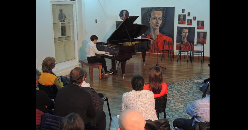 En su visita al Complejo Juan Carlos Pacín Oliva Uberuaga interpretó obras de Schumann Ravel Debussy y Chopin