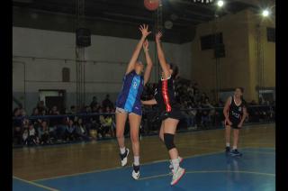 En Racing durante la última semana se jugaron los torneos comerciales de b�squet femenino