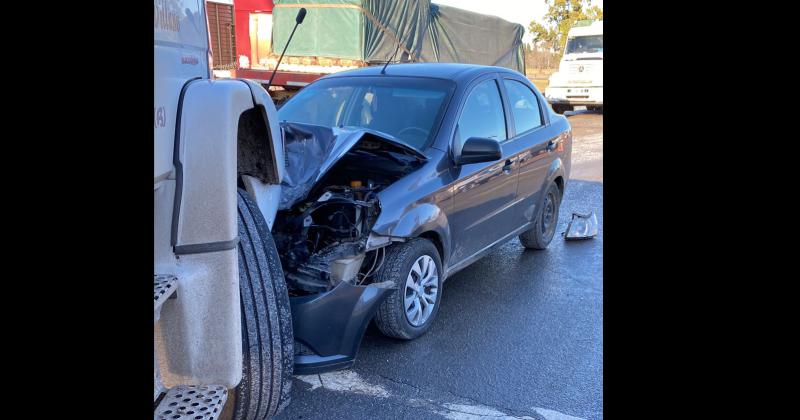 Fuerte choque entre un auto y un camioacuten en la ruta 51