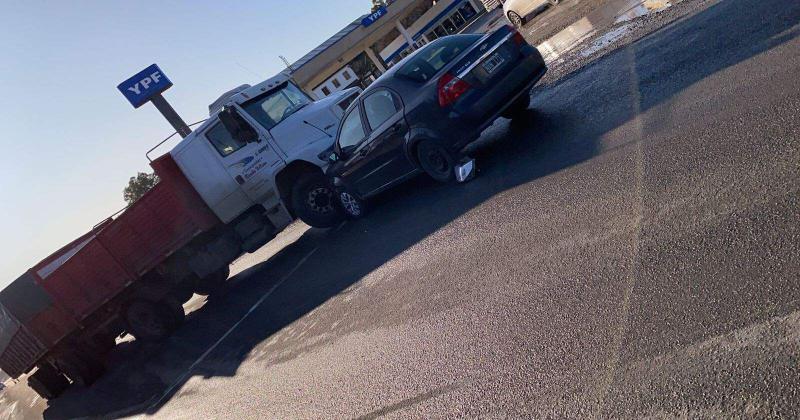 Fuerte choque entre un auto y un camioacuten en la ruta 51