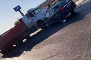 Fuerte choque entre un auto y un camioacuten en la ruta 51