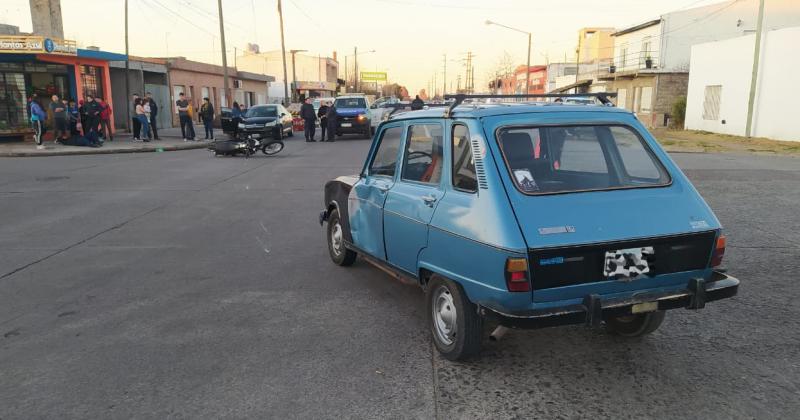 Un motociclista herido tras chocar con un auto