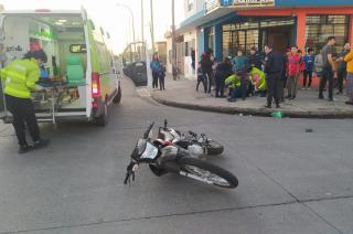 Un motociclista herido tras chocar con un auto