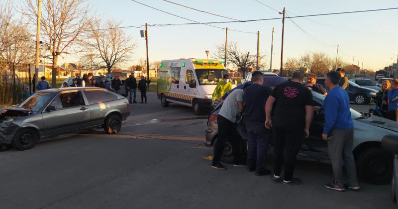 Fuerte choque entre dos autos- un hombre quedoacute atrapado