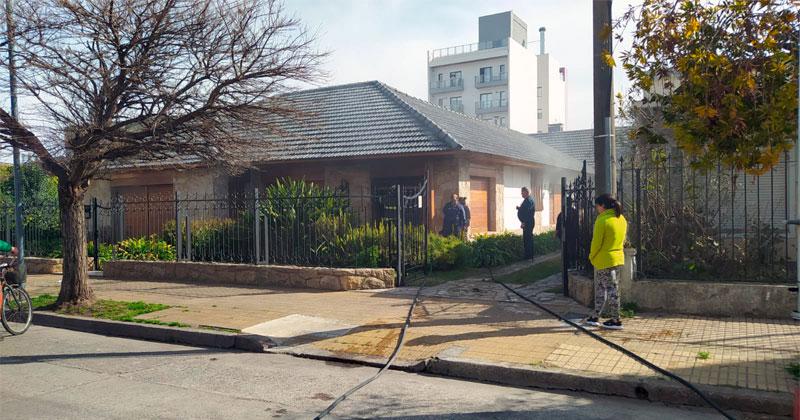 Policiacutea y bomberos trabajaron en el incendio de una vivienda