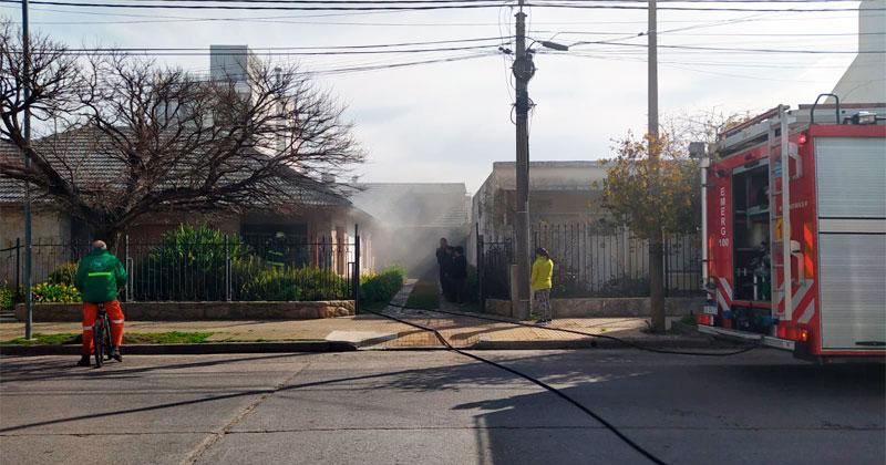 Policiacutea y bomberos trabajaron en el incendio de una vivienda