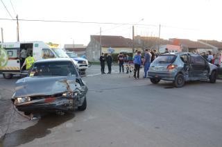 Fuerte choque entre dos autos- un hombre quedoacute atrapado