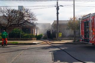 Policiacutea y bomberos trabajaron en el incendio de una vivienda