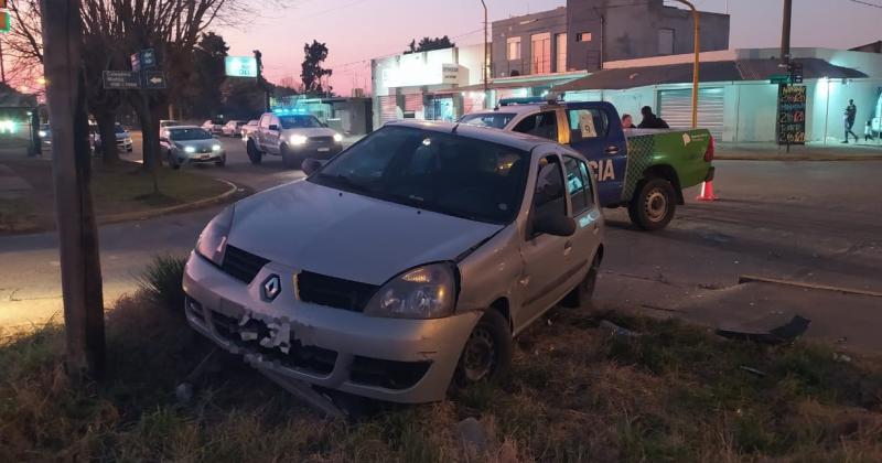 Fuerte choque entre dos autos- dos personas heridas