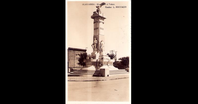 El Monumento al Trabajo -obra del escultor Leopoldo Boccazzi- fue inaugurado en 1938 en la esquina de la avenida Pringles y la calle República del Líbano hasta 1964 cuando fue demolido para ensanchar la avenida  (Colección Marcos Rodríguez)