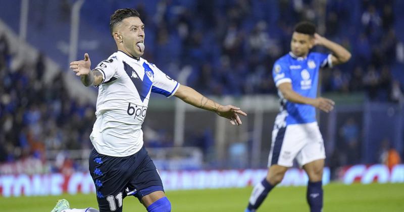 Lucas Janson festeja la apertura del marcador para Vélez