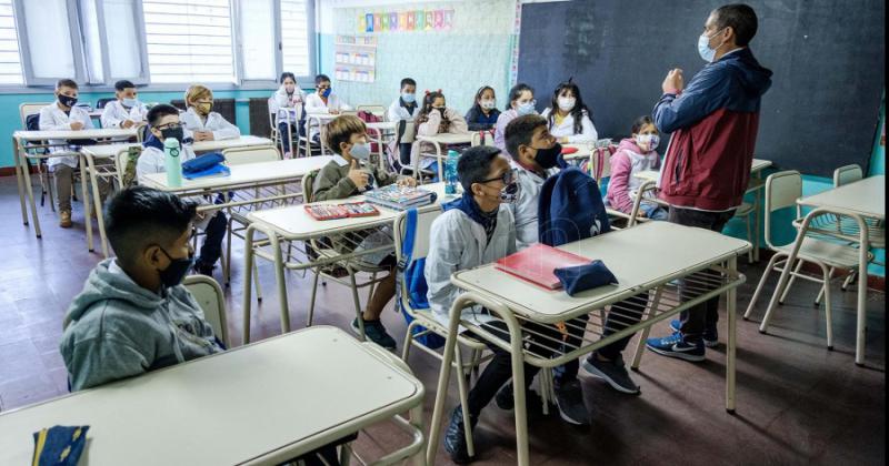 Avanza el proyecto para agregar una hora en las escuelas 