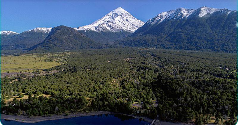 Declaran al Volcaacuten Laniacuten como sitio sagrado mapuche y despertoacute criacuteticas