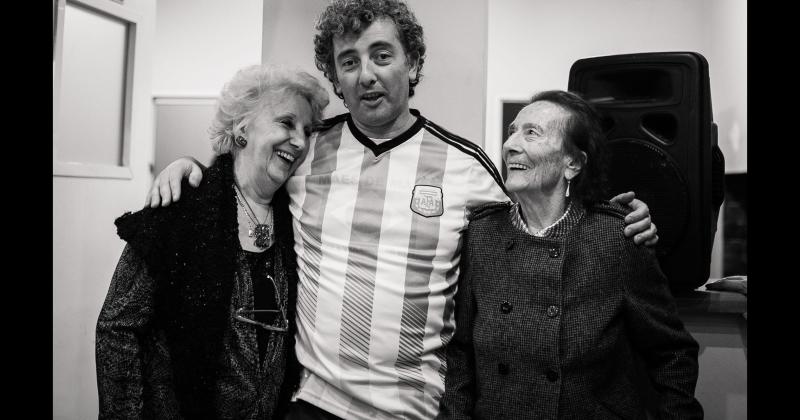 Ignacio con sus dos abuelas Estela Estela Barnes de Carlotto y Tenchi Ardura de Montoya