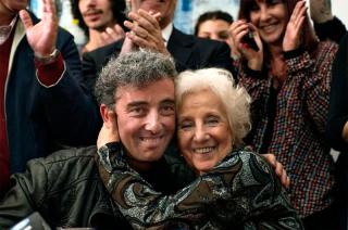 Ignacio Montoya Carlotto y su abuela Estela en agosto de 2014